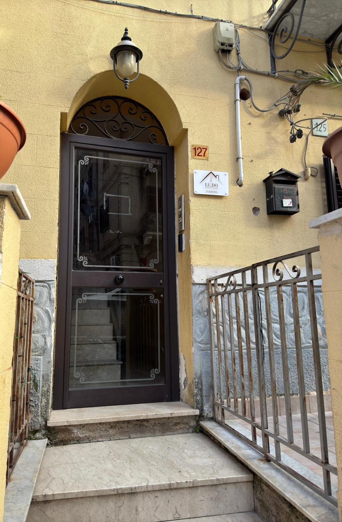Ludo Holiday House - Charming Con Patio A Due Passi Dalla Cattedrale باليرمو المظهر الخارجي الصورة